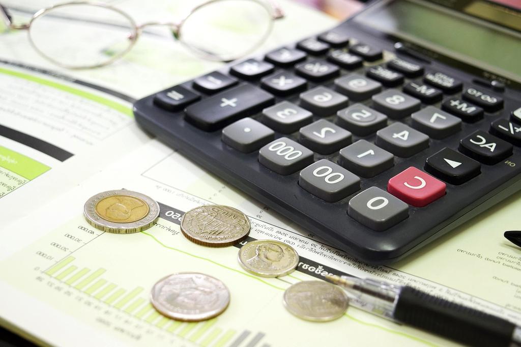 Wykresy i dokumenty finansowe przygotowane do analizy budżetu