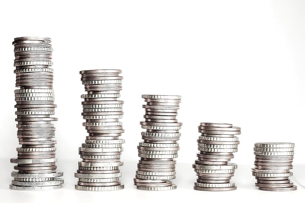 Zespół planujący budżet firmy przy stole z dokumentami finansowymi