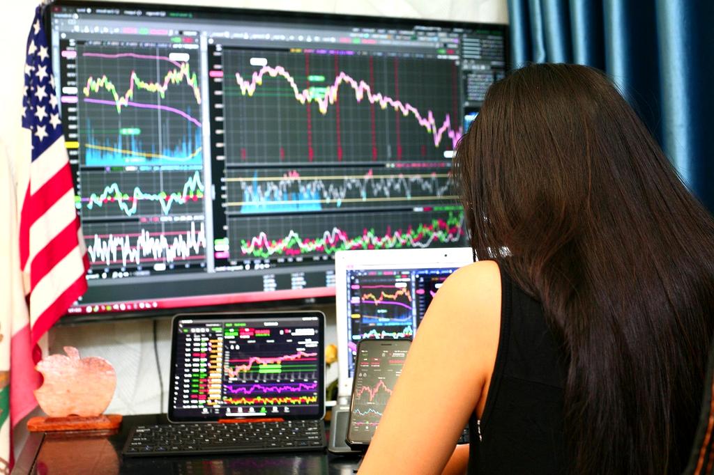 Analityk finansowy analizujący koszty operacyjne na wykresach