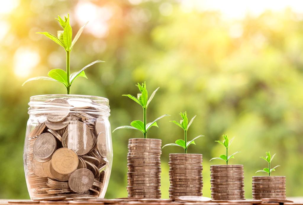 Doradca finansowy konsultujący strategię budżetową z klientem